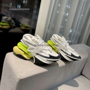 Elevado Mens Espaço Balmana Futuro 2024 Casal Esportivo Feminino Top Sneakders Shock Edition Casual Casual Homens Moda Sapatos Top Designer Top Quality Sneaker RN63