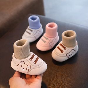 Baby Socks Buty niemowlę słodkie kreskówki dla dzieci chłopiec miękki gumowy podeszwa dziecięca podłoga trampka dziewczęta Walker 240313