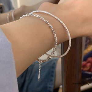 Versão coreana da pulseira requintada de nicho de luxo leve para mulheres com um estilo moderno e moderno, pulseira de prata empilhável simples e versátil de alta qualidade