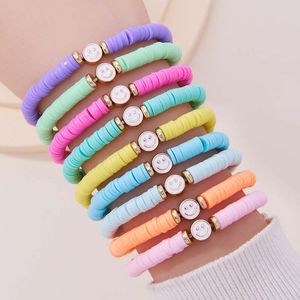 Conjunto de 9 peças de pulseiras com pingentes formais Heishi Surfer Stretch Clay Beads pulseira empilhável disco boêmio Y2K Kidcore estética verão praia joias para mulheres presentes para meninas