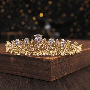 Tiaras Trendy Glod Kolor Flower Thrinestone Crown Crown Bridal Hair Akcesoria Wedding Headpiece Włosy Ozdoby Bride Crown Tiara Y240319