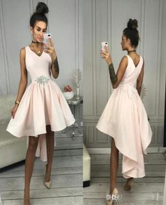 Skromne linijki krótkie sukienki koktajlowe seksowne v szyja szarpnięcie satynie prosta hi lo homecoming sukienka wykonana 7509821