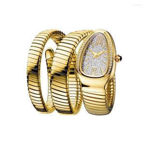 腕時計はアイスアウトダイヤモンドスネークブレスレットファッション女性の時計ゴールドスチールラップストラップクォーツ時計女性のカジュアルレディーリストウォッチのための時計