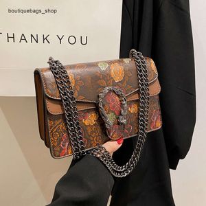 Borse da donna di marca di moda all'ingrosso transfrontaliere Borsa da donna di nuova moda con catena a colori stampata con una spalla a cavallo piccola quadrata