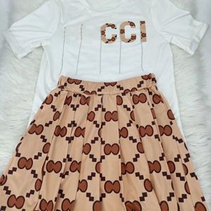 İtalyan kadın tasarımcı mektubu baskı boncuklu zincir kısa kollu set lüks t-shirt + pileli etek seti S-2xl Kadınlar artı boyutu elbise