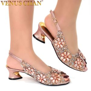 BOMBAS 2022 Sandálias de festa feminina Moda Full Diamond Flower Design Heel High 5cm Champagne Color Wedding Banquet Ladies Shoes