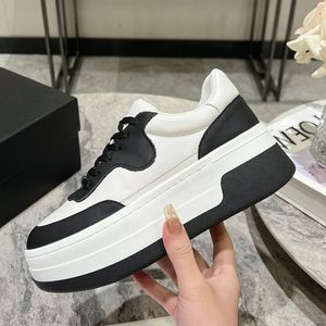 Vero scarpe a piattaforma piatta in pelle per donne Spring Autunno Sneaker Round Toe Lace Up Scarpe per il tempo libero bianco