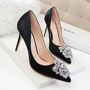 HBP Produtos de Tendência Sem Marca Novidades Stilettos Strass Sapatos de Salto Plus Size Boca Rasa Apontada Vermelho Verde Senhoras Bombas