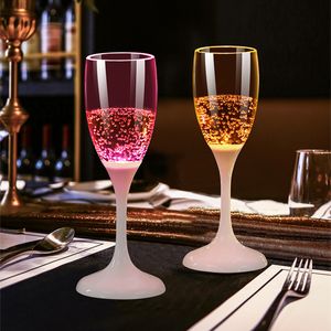 Copos de flautas de champanhe com luzes coloridas, copos brilhantes ativados por líquido com bateria, copos coloridos de led para beber para aniversários de festa de Halloween de Natal