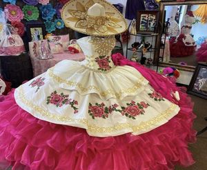 Fantastisk rosa älskling Bodice Medallions 3D Floral Applique broderi Tiered kjol Charro Quinceanera Dress Vestidos de Anos3353620