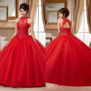 2019 Abiti Quinceanera in pizzo con applicazioni rosse Scollo trasparente Abiti da ballo dolce 16 Abiti da ballo in tulle Abiti Quinceanera con lacci sul retro9587409