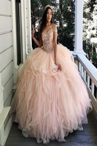 Румяные оборки Многоуровневые светло-розовые платья Quinceanera Аппликации с открытыми плечами Платье Sweet 16 из бисера Корсетное платье для выпускного вечера из тюля2356659