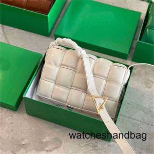 Crossbody Casettes Bag 7a Orijinal Deri Koyun Dinini Tasarımcı Üçgen Dekorasyonkkzekkze