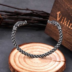 Bangle Viking Mens Justerbara armband Nordiska smycken i rostfritt stål med trä en bit lådor dropshipping 240319