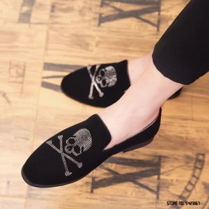 Skor Nya lyxiga mode Rhinestone Pirate Skull Slip On Shoes Men Casual Loafers Business Formal Dress Footwear Zapatos Hombre