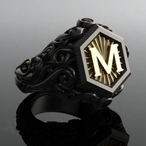 Dichiarazione di moda Vintage Black Men Anelli in oro 14K Colore oro Intaglio M Lettera Con sigillo Anelli Steampunk per uomo Regalo Gioielli di lusso per feste