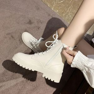 Stiefel Schuhe weiß mit Schnürsenkeln Stiefel Kämpfe Punk -Stil Kurzschuhe für Frauen Schnürpelz weibliche Knöchelstiefel bequem und elegant