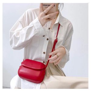 Kvällspåsar Baobao Kvinnors 2024 Summer One Shoulder Oblique Cross Mouth Red Bag unika textur Mini Square Purses and Handbags