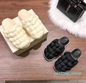 Ny stil tjocksolad utomhuslippare svartvita kvinnor designer levande scuffs toffel kil fluffig resort par mode reglage sandal