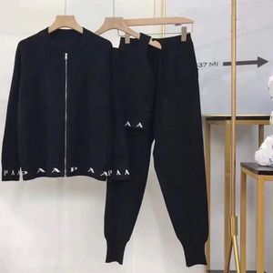 Designer de alta qualidade de malha esportiva de três peças moda carta logotipo zíper manga longa cardigan + calças de treino de malha + colete de malha