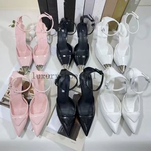 Klasyczne sandały designerskie Sling Back Sukienka Buty na pięcie Sandały luksusowe projektanci wieczorne pompki Slingback Czarne białe patentowe skórzane kapcie 3.7 01