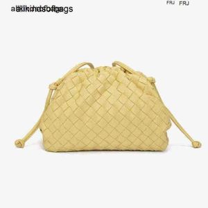 Bottegvenetas Pouch Bags Ins Super Fire Cloud Woven Womens 2024 New Sweet Fashion One Shoulder Messenger Handheld Dumpling Have Logo