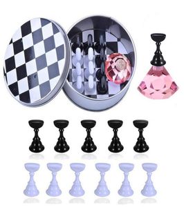 Ställ False Nail Tips Holder Practice Training Display Standmwoot Chess Board Magnetic Crystal Nail Art Holder Stand för Nail Salon9605287