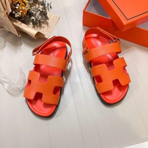 أزياء الصيف شايمر Slippers Sandals Pool متعة مسطحة مسطحة إيطاليا الرجال المثالية للنساء أحزمة الكاحل من الجلد الأحمر.