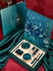 8pcsset Zestawy makijażu Air Cushioncream Consion Eyeliner Lipstick Make Up Valentine039s Day Lotus Pond Moonlight Dift Box8903847