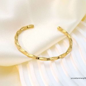 Pulseira em forma de C torcida em espiral de ouro 18k com personalidade de venda imperdível com pulseira de abertura de anel Mobius para mulheres sem desbotamento