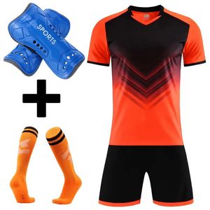 Survêtement Footbal Kinder Männer Fußballtrikots Jungen Fußballkleidungssets Team Fußballtrikots Sets mit Socken Schienbeinschoner 240313