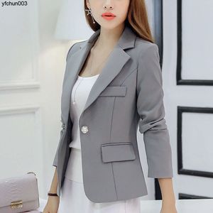 春の新しいスリムフィットコートソリッドカラー半袖女性のための韓国の小さなスーツ