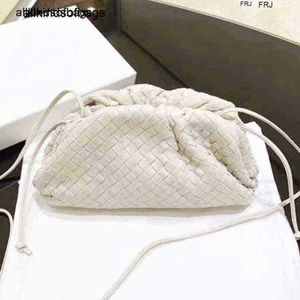 Bottegvenetas Pouch Bags 2024 New Ins Leather Woven Cloud Soft Dumpling Fashionable One Shoulder Messenger Hand Wrinkled Female Have Logo