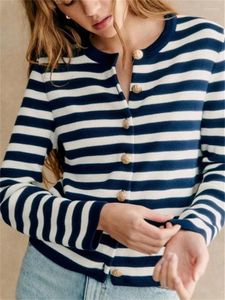 Kvinnors stickor 2024 Vårkontrast Navy Blue Striped Cardigan Top Metal Single Breasted Ladies Slim Sticked Coat