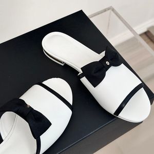 انزلاق المرأة على الصنادل منخفضة الكعب النعال مصممة شرائح Lambskin Bowknot Grosgrain البغال