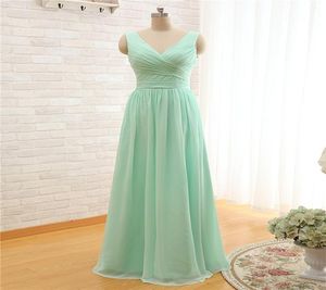 Mint Green Long Chiffon Bridesmaid Dress 2018 V Neck billig en linje veckade brudtärklänningar under 1008560053