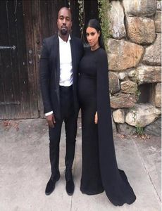 Kim Kardashian Black Celebrity Dresses Juvel Neck Satin Red Carpet Aftonklänning med Cape Mante Sweep Train Gothic 20164159551