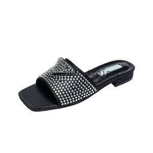 Designer Slides Scuff Donna Tessuto ricamato Pantofole di cristallo Sandali con slide metallizzati Lettera di lusso breve Sandalo Triangolo Tacco grosso Moda 3.7 02