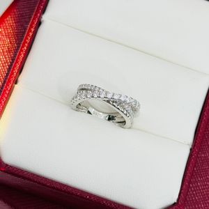 Ringdesigner ring lyxiga smycken ringar för kvinnliga nitar Tre rader Cross Ring Sterling Silver Material plågar inte icke-allergiskt enkelt och mångsidigt