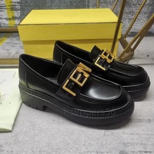 Designer Luxury Casual Shoes New Autumn Taiwan British Small Leather Shoes Metal Chain Thick Heel Thick Sole Sole Single Piece Simple Classic Womens Casual Shoes