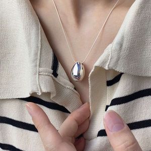 Collana con gocce d'acqua ovali in acciaio al titanio da donna