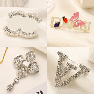 Luxury Women Men Designer Brand Letter Brooches 18K Gold Plated Inlay Crystal Rhinestone Jewelry Brooch Charm Pearl Pin Marry Christmas Party Gift Accessorie5