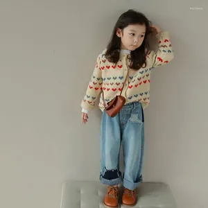 Kläder sätter flickor färgglad kärlek tröja 2024 Autumn/Winter Girl Baby Cardigan med jeans set fashionabla och mångsidiga var hållbara