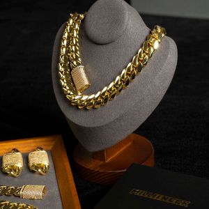 Sıcak satış yüksek kaliteli hip hop kolyesi 18k altın özel altın Küba zinciri paslanmaz çelik asla soluk 24K altın 20mm Miami Küba Zincir Kolye Kadın Erkek Mücevherat