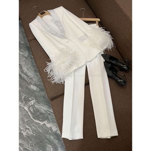 2024 Spring White / Hot Różowe Pióro Dwuczęściowe spodnie Zestawy długiego rękawa nacięte lapel pojedyncze blezer Blazer Top + Set Spodni Suits O4J152659