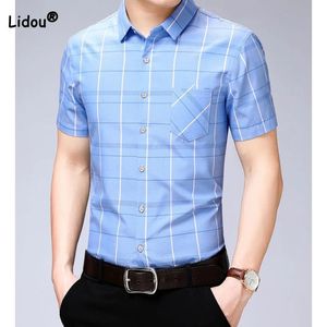 男性服ファッションカジュアルポロネックボタンシャツ夏のビジネスオフィストレンド半袖格子縞のプリントシャツ240312