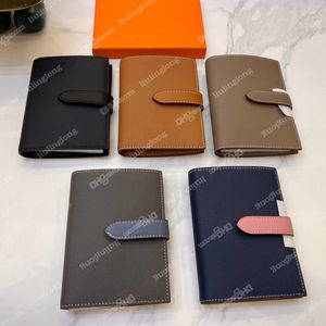 Pass Cover Luxury Designer Kvinnor Plånböcker Läder CREDT -kort Män modekort Passhållare Mynt Purses Lady Cowhide Wallet 5 Färg äkta läderpass