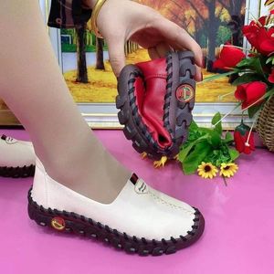 Casual Shoes 2024 Mode Leder Frauen Herbst -Ladung Designer Flats Ladies Sewing Platform Sneakers Mutter gemütliche Moccasins