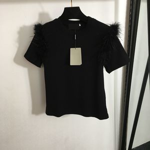 Camiseta feminina casual com penas, design de ombro, manga curta, elegante, designer de luxo, camisas femininas