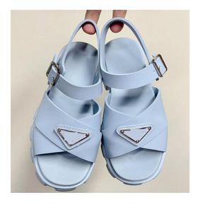 Prad 20244women Ladies Sandals Стеганые дизайнерские дизайнерские пляжные платформы платформы на низких каблуках алмазной пряжка сандалия на лодыжке пляжные сандалии 46 66